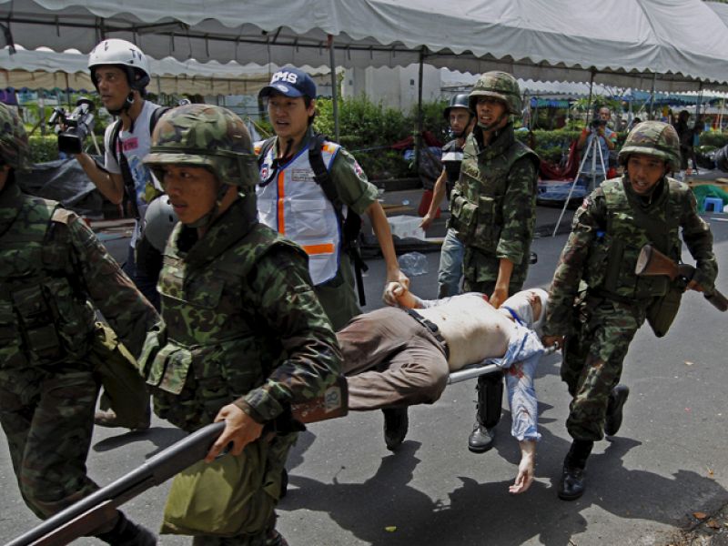 Aumentan a 15 los muertos tras los disturbios en una Bangkok desierta por el toque de queda