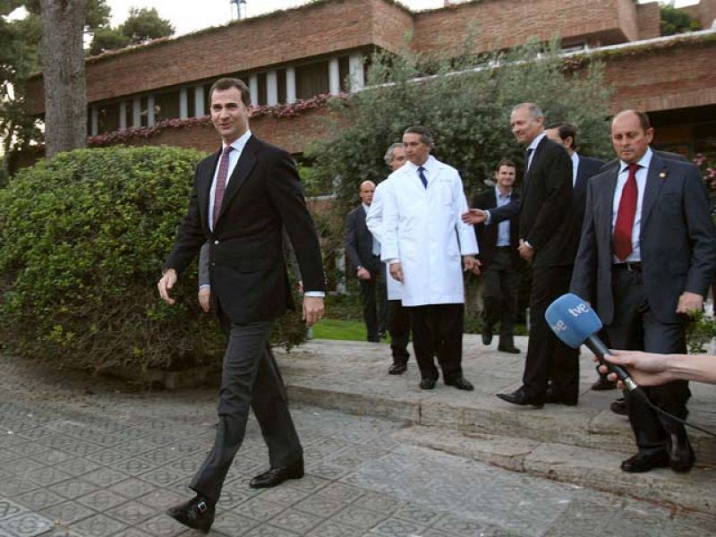 El príncipe Felipe visita al Rey Juan Carlos en la Clínica Planas