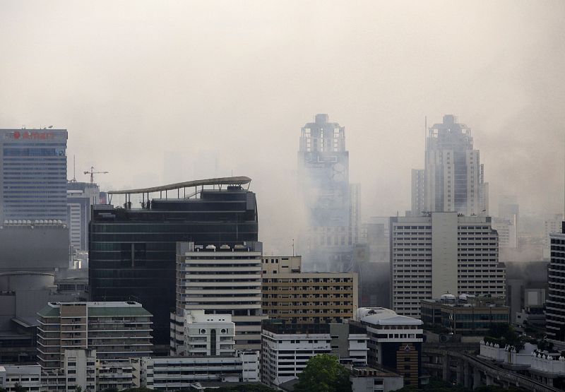 Bangkok despierta humeante con disparos aislados y saqueos en pleno toque de queda