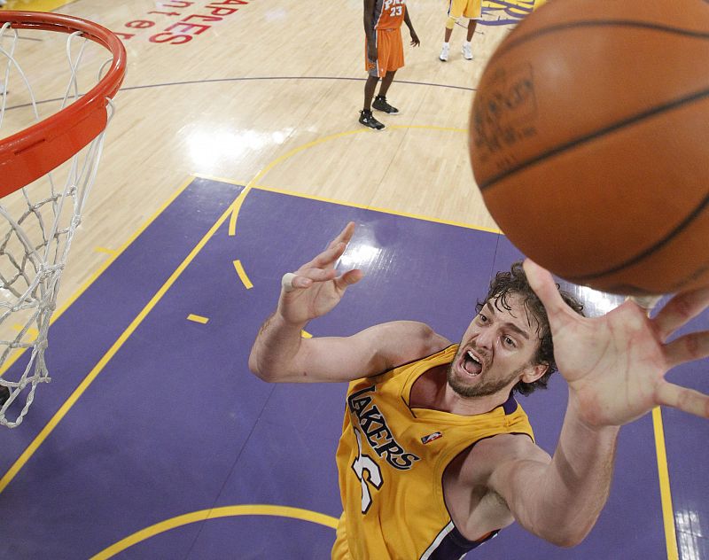 Pau Gasol eclipsa a los Suns y los Lakers apuntan a la Final