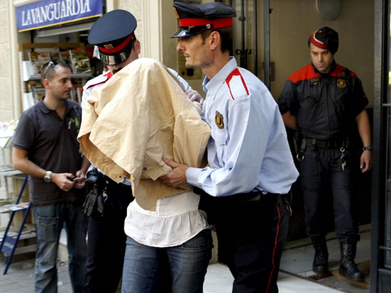 La policía registra la vivienda de la presunta parricida de Lloret en su presencia