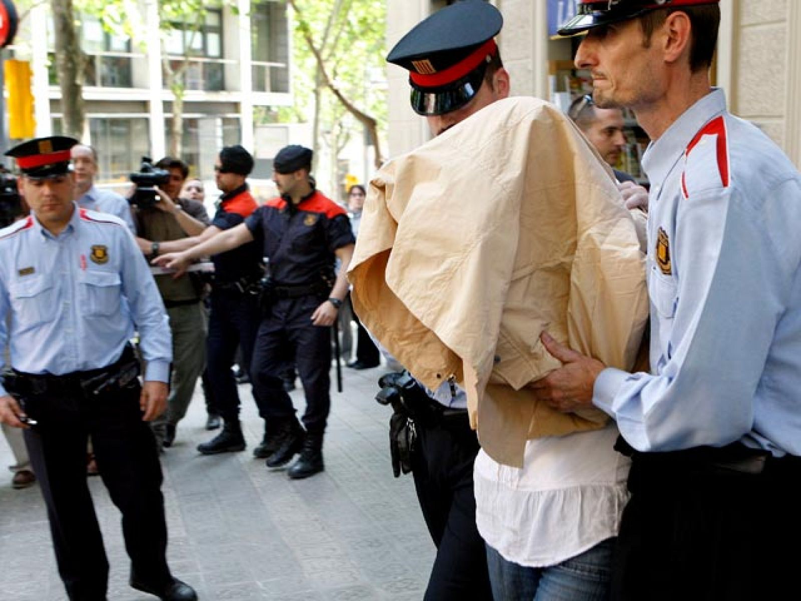 La Policía registra el piso donde vivía la madre que mató a sus hijos en Lloret de Mar | Ver