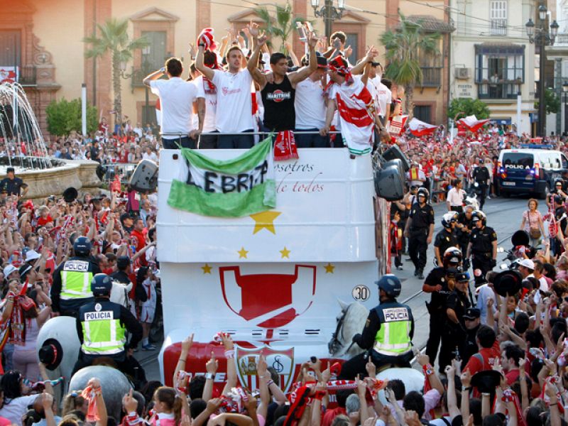 El Sevilla pasea su quinta Copa entre la 'marea blanquirroja'