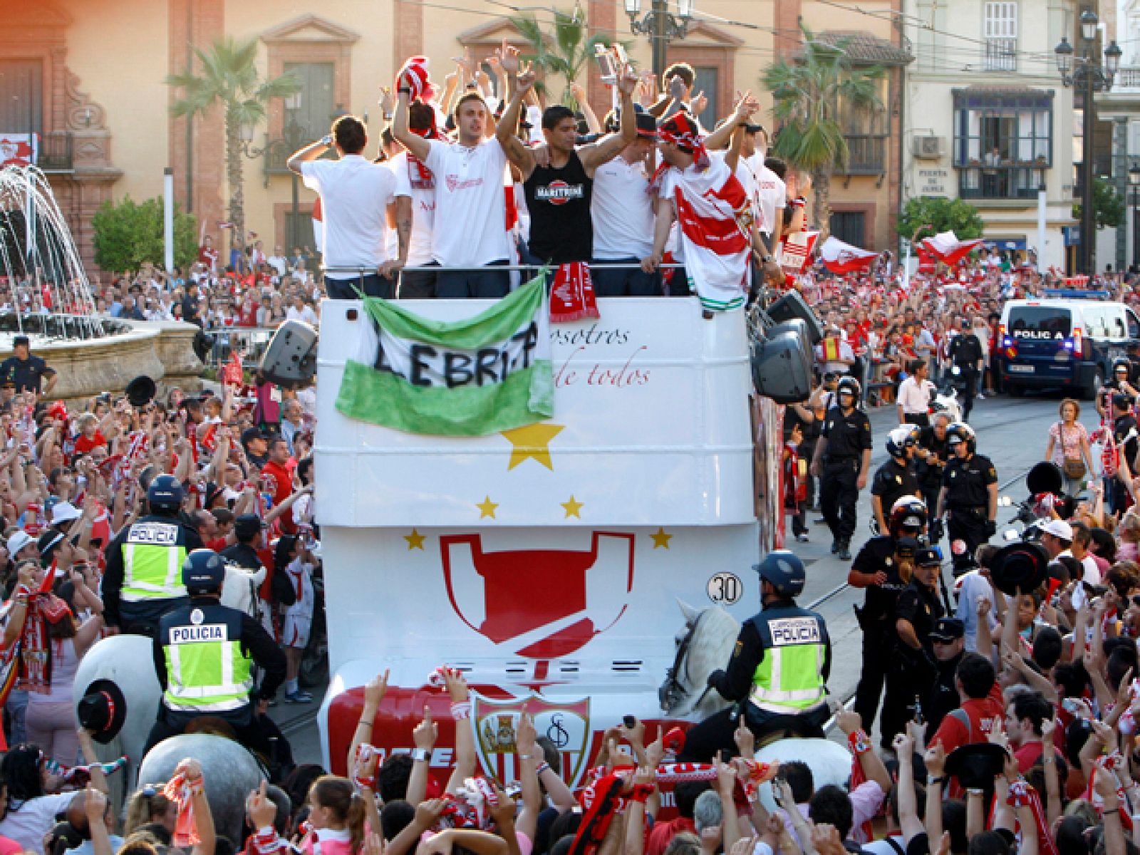 El Sevilla celebra su 'reinado' | Ver