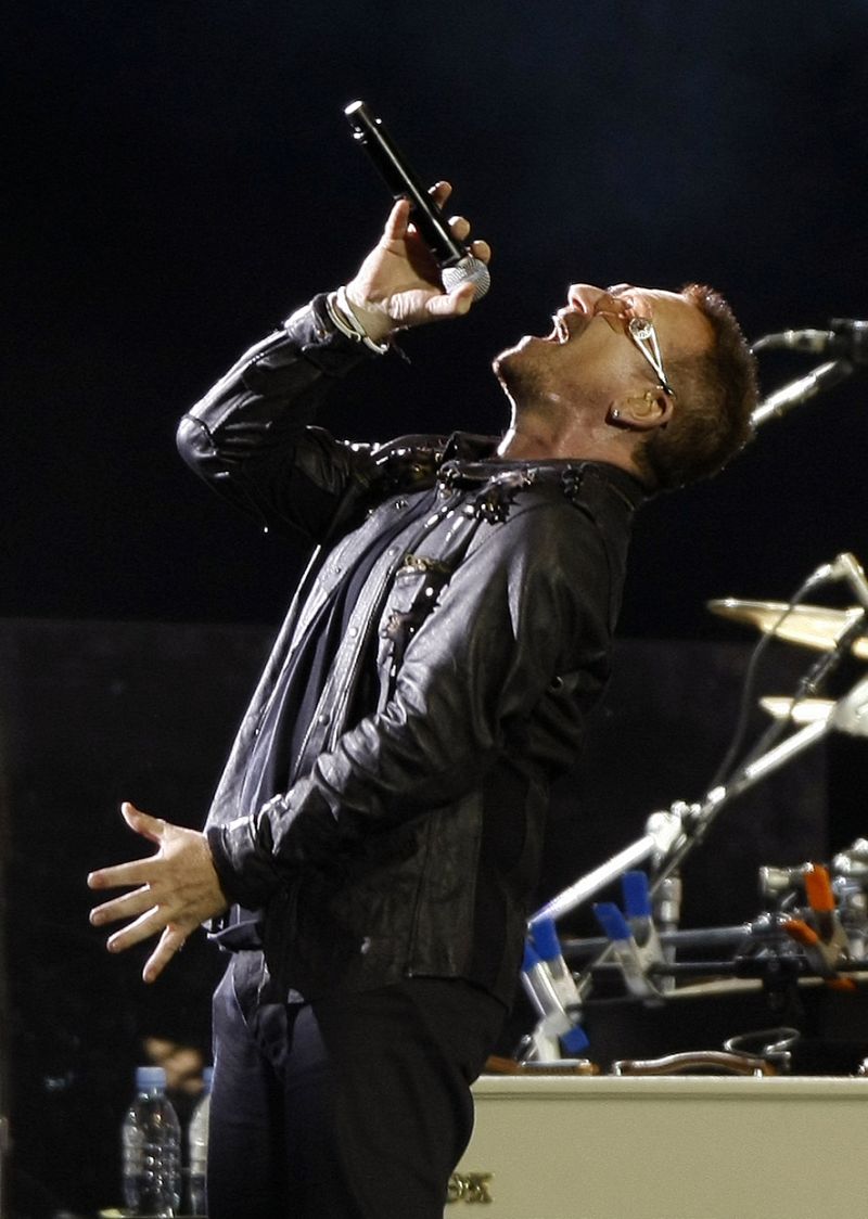 El cantante Bono es operado de urgencia en la espalda por un accidente