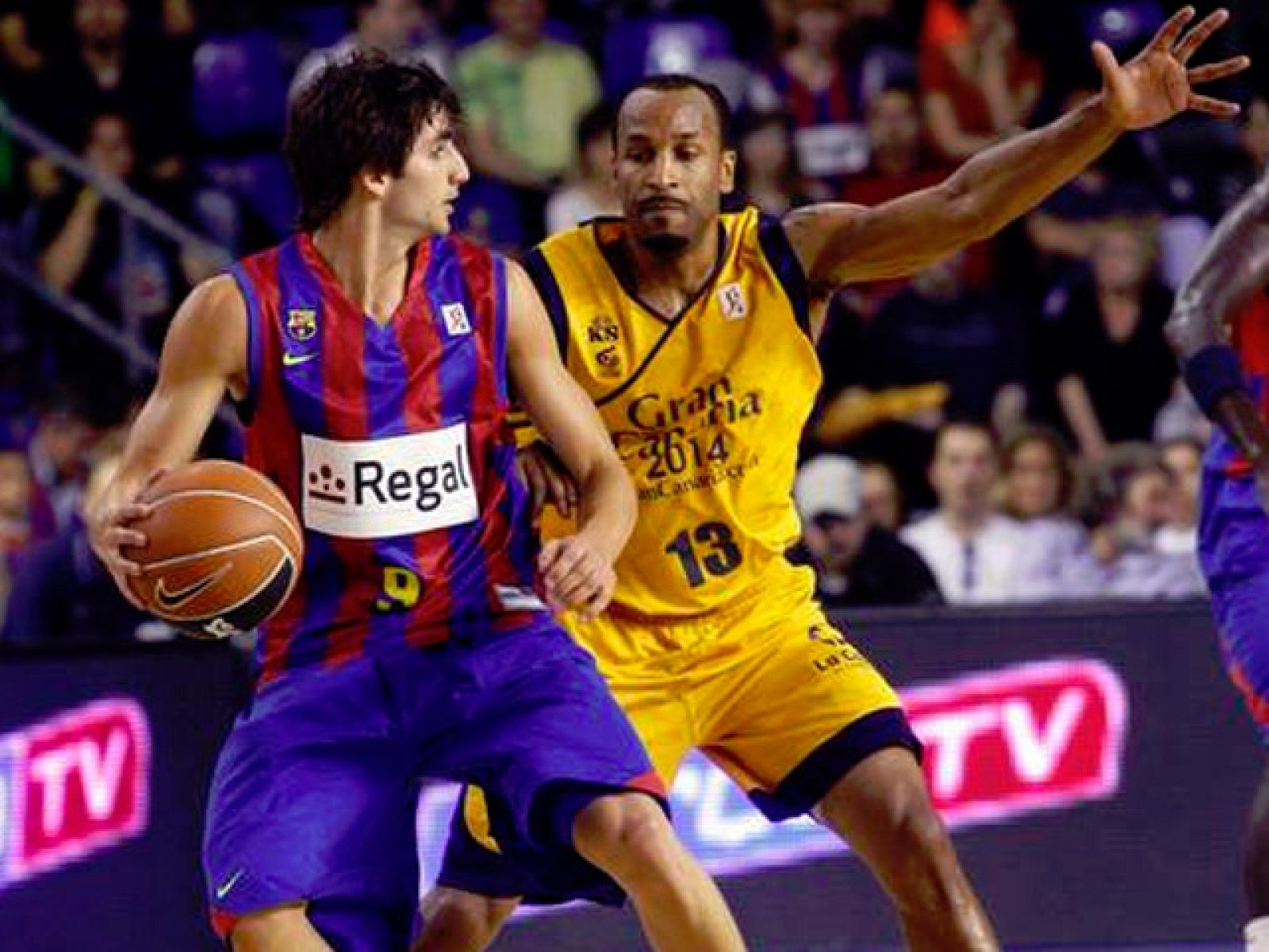 El Barcelona ha dado un golpe de mando en su eliminatoria ante Gran Canaria, con una contundente victoria por 85-53.