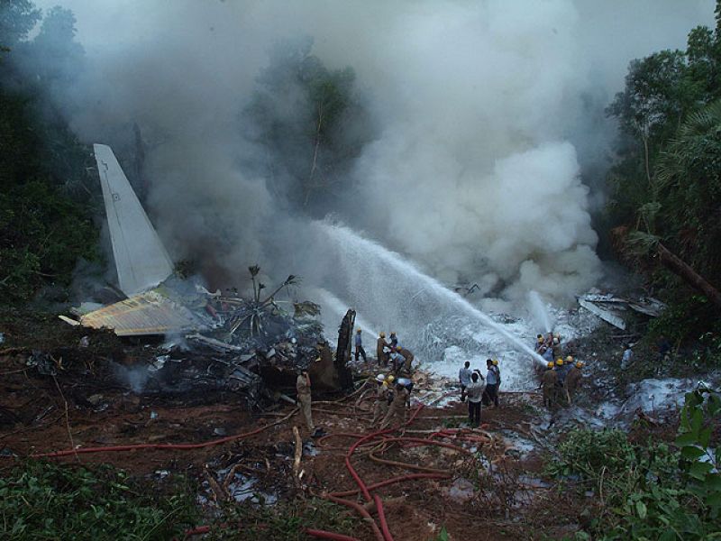 Ocho supervivientes en un accidente de avión en India y 158 muertos