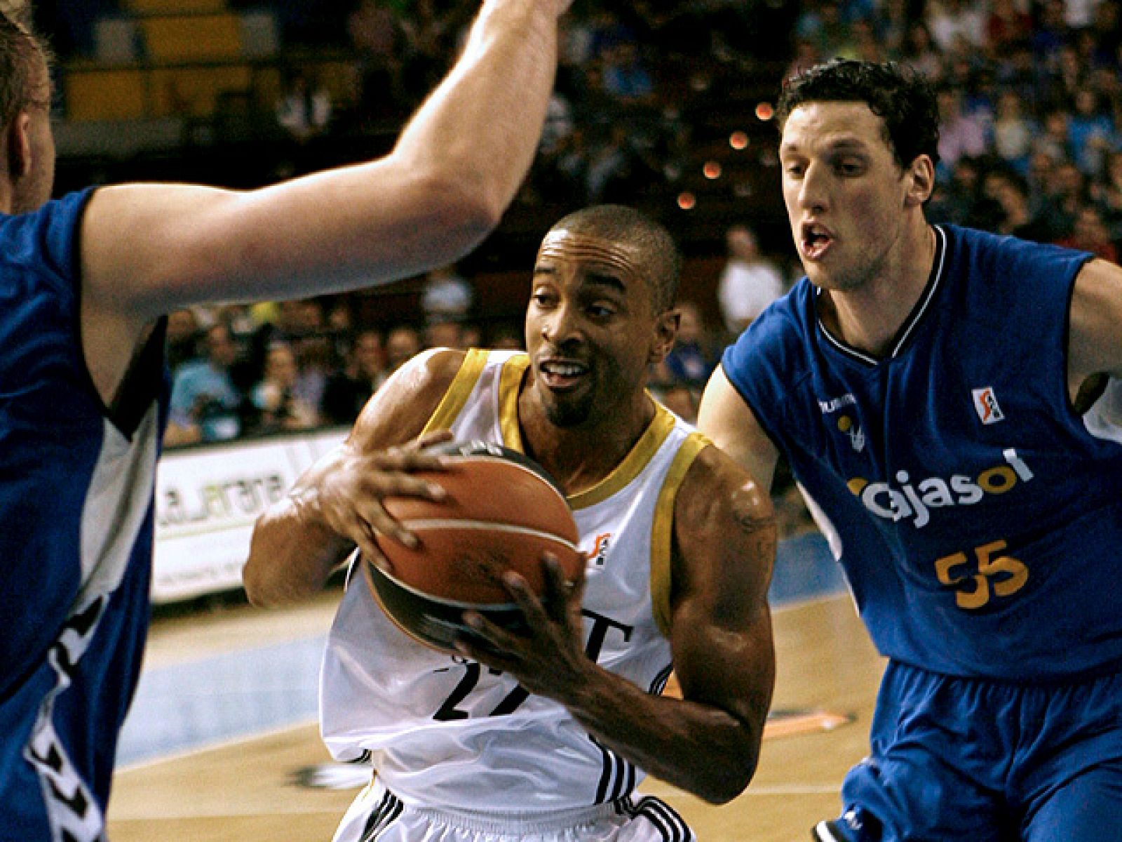 El Real Madrid ha igualado la serie en el pabellón de San Pablo de Sevilla y se cita con el Cajasol para el tercer y definitivo partido en Madrid.