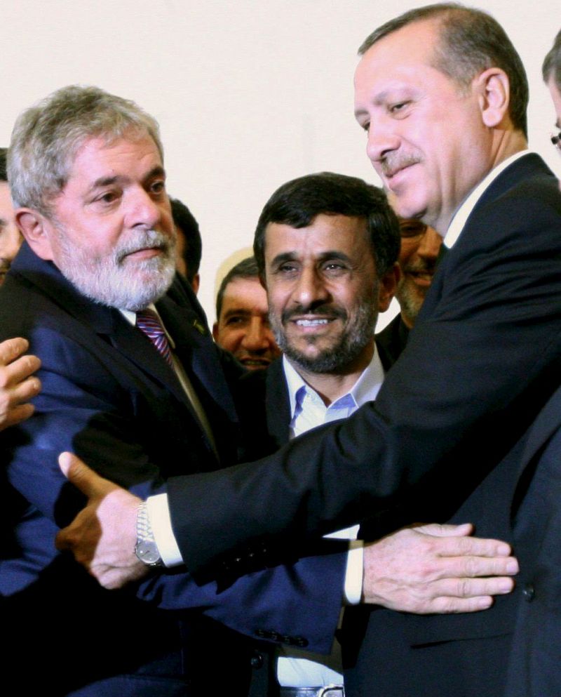 Irán dice que el acuerdo nuclear con Brasil y Turquía abre una nueva era en las relaciones