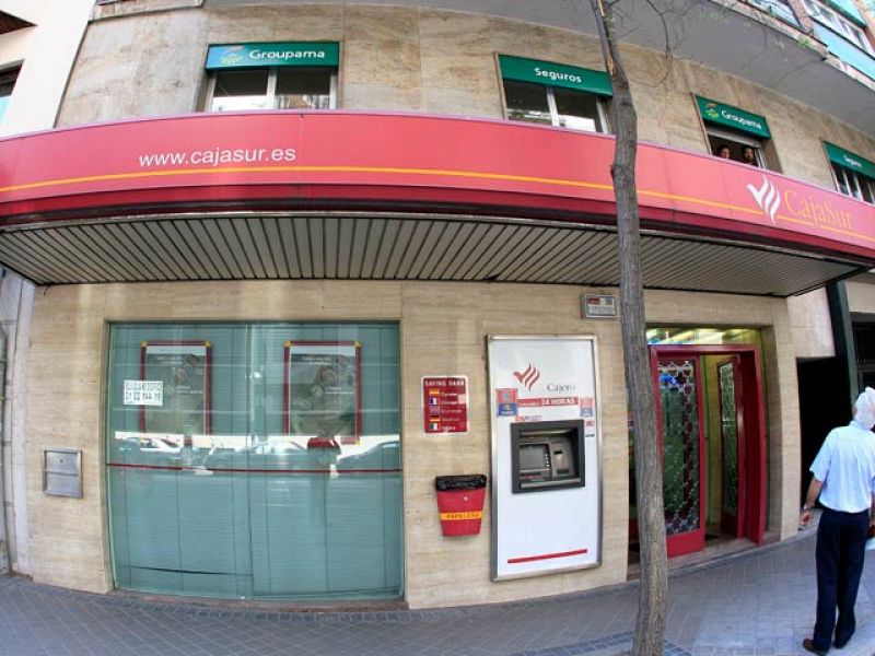 Cajasur opera con normalidad en su primer día intervenida por el Banco de España