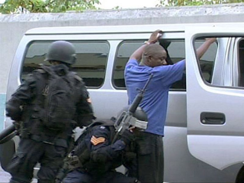 Mueren dos policías en Jamaica, en estado de emergencia por las revueltas a favor de un 'narco'