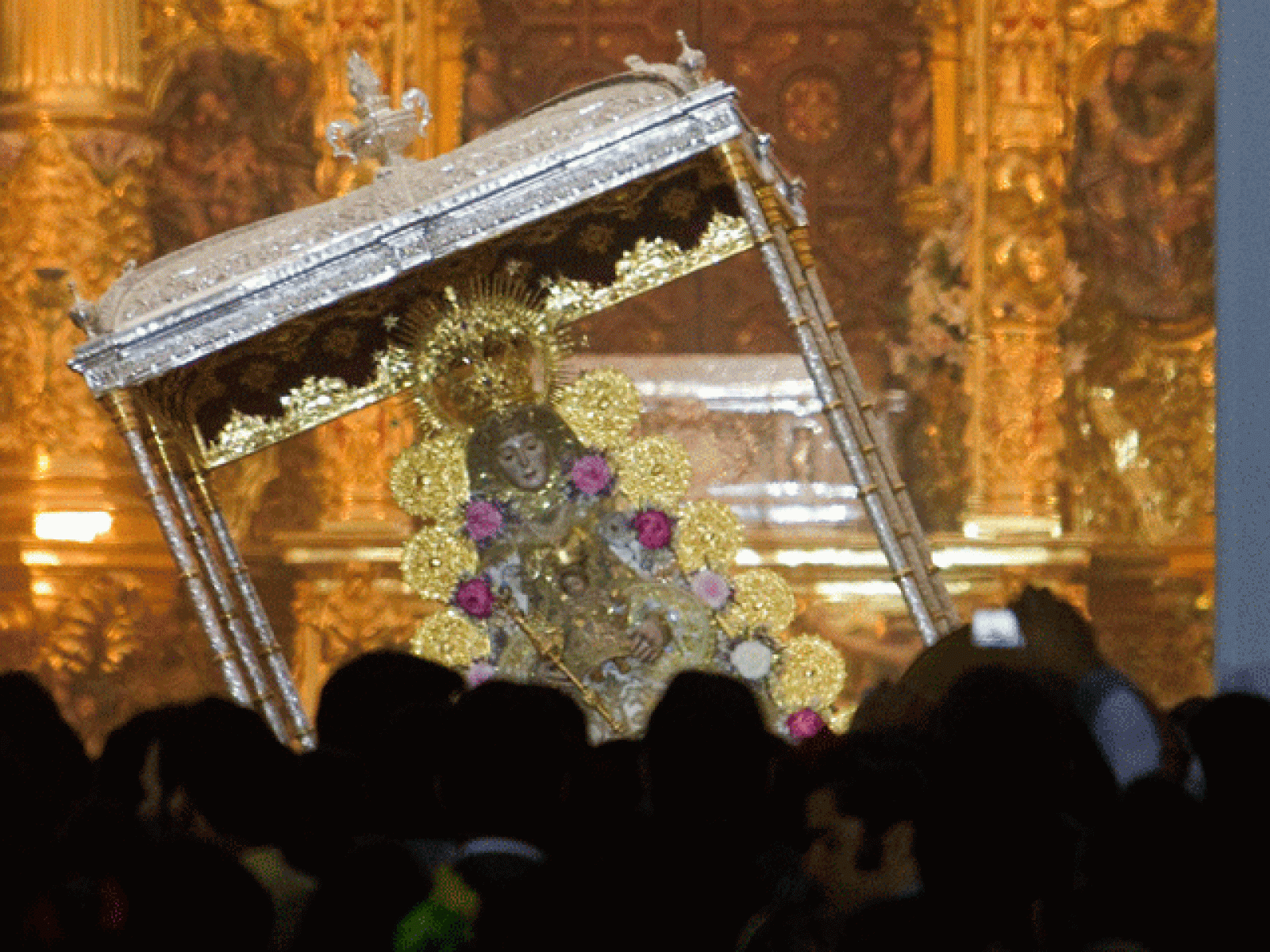 Los almonteños saltaron la reja a las 2.50 dando comienzo la procesión de Virgen