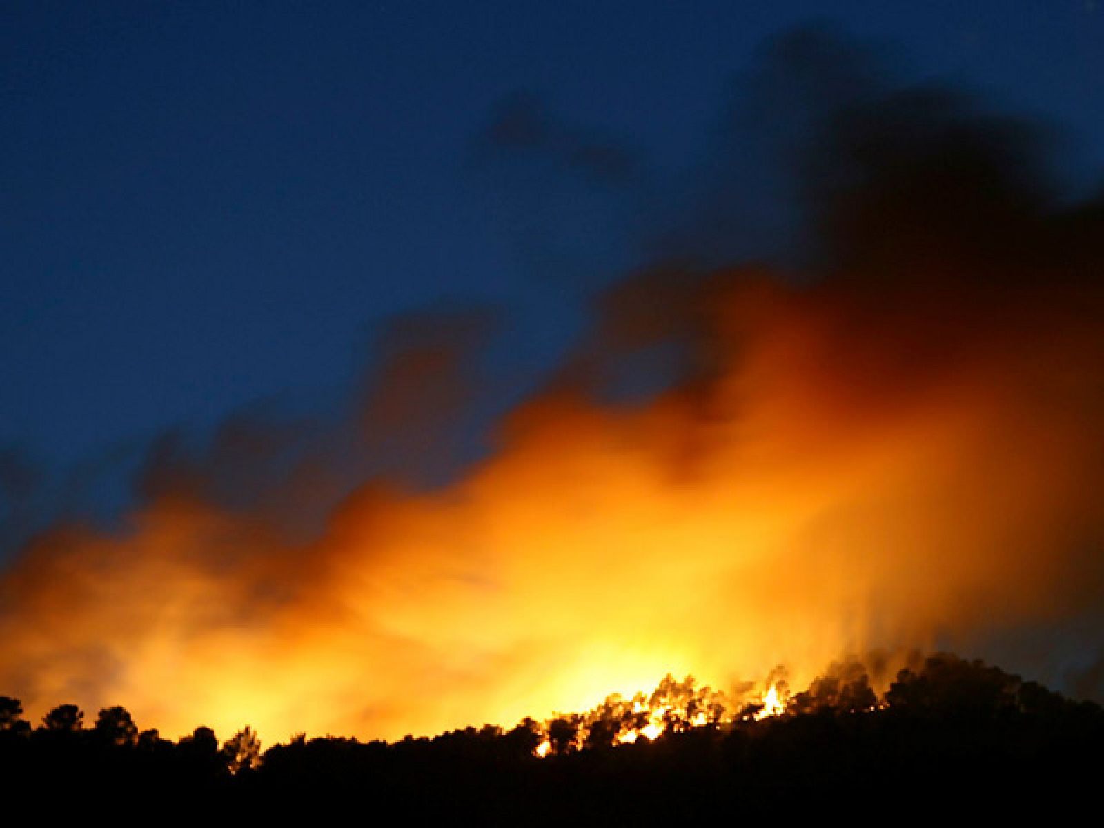 Continua sin control el incendio forestal de Tarragona que quema ya 20 hectáreas | Ver