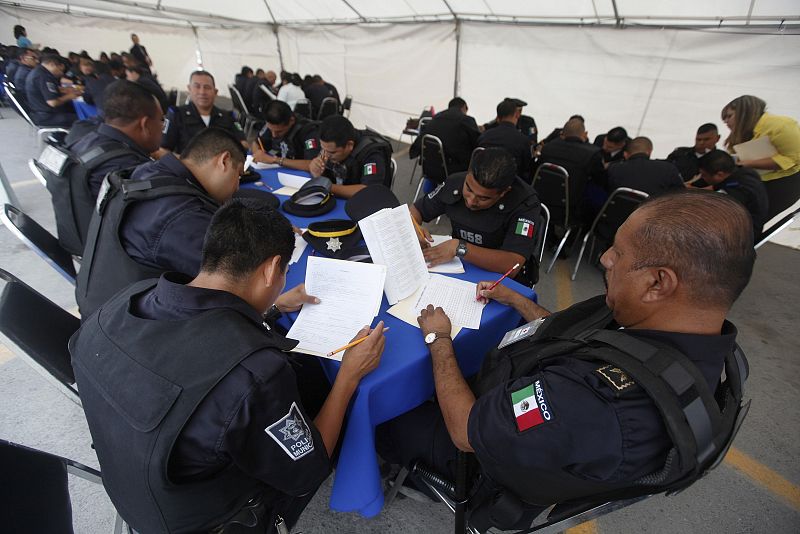 Retienen a 600 policías en México para comprobar sus vínculos con el narcotráfico