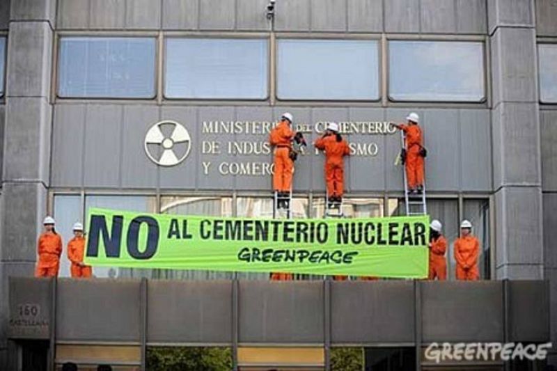 Greenpeace protesta ante el nuevo "Ministerio del Cementerio Nuclear"