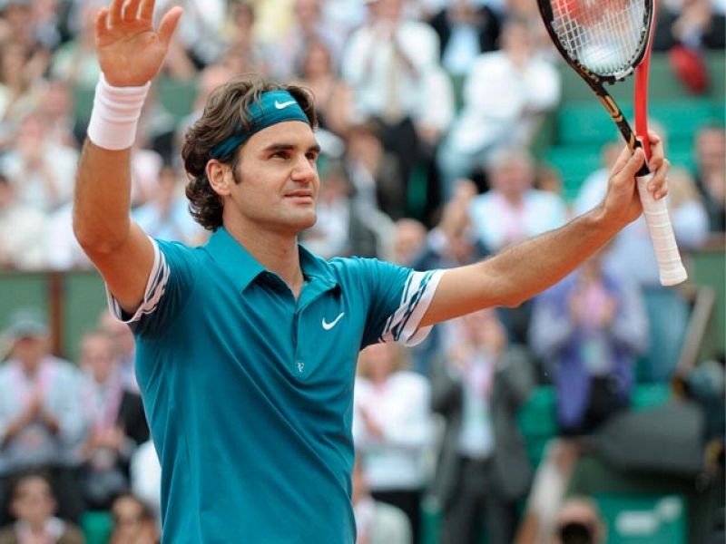 Federer y Tsonga siguen adelante en París