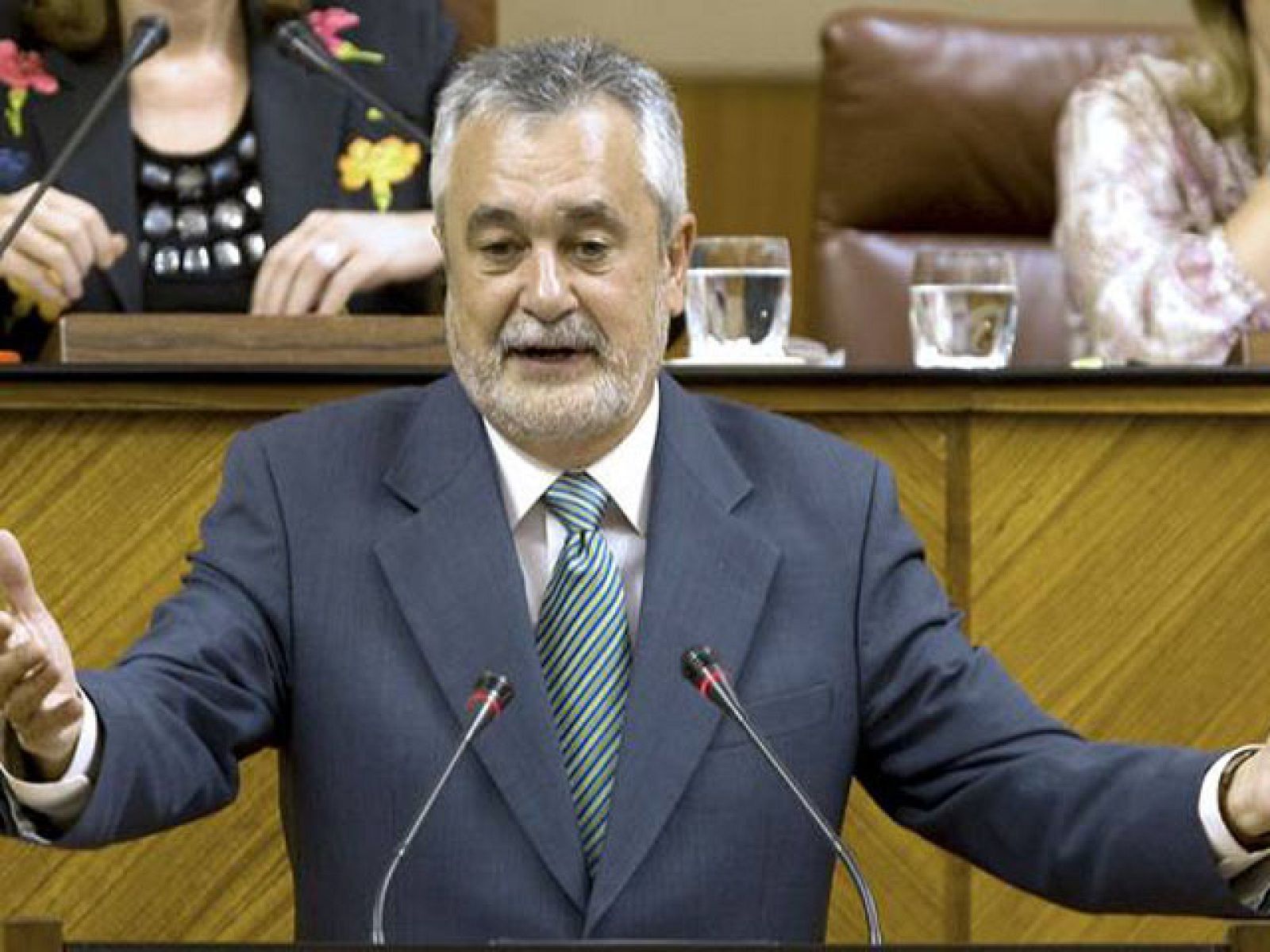 El presidente andaluz, José Antonio Griñán,  defiende a Zapatero diciendo que "el hecho de que él sea malo no convierte al PP en bueno".