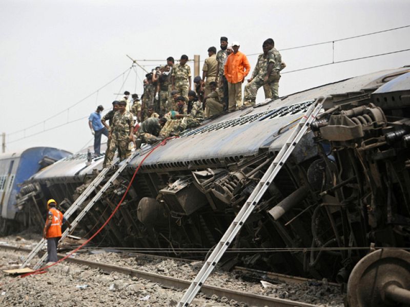 Al menos 71 muertos al chocar dos trenes en la India tras un sabotaje de la guerrilla maoísta