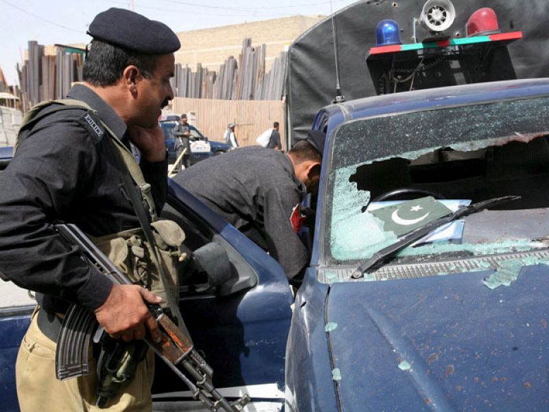 Hombres armados matan a 80 fieles en dos mezquitas de Pakistán y toman varios rehenes