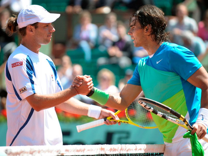 Nadal pasa a tercera ronda de Roland Garros por la vía rápida