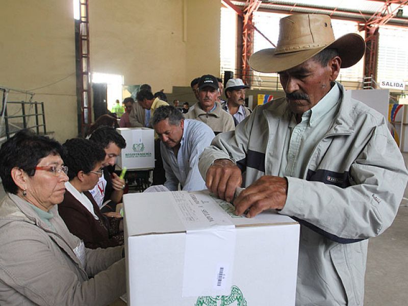 Colombia decide entre los medios de Mockus y los fines de Santos (y Uribe)