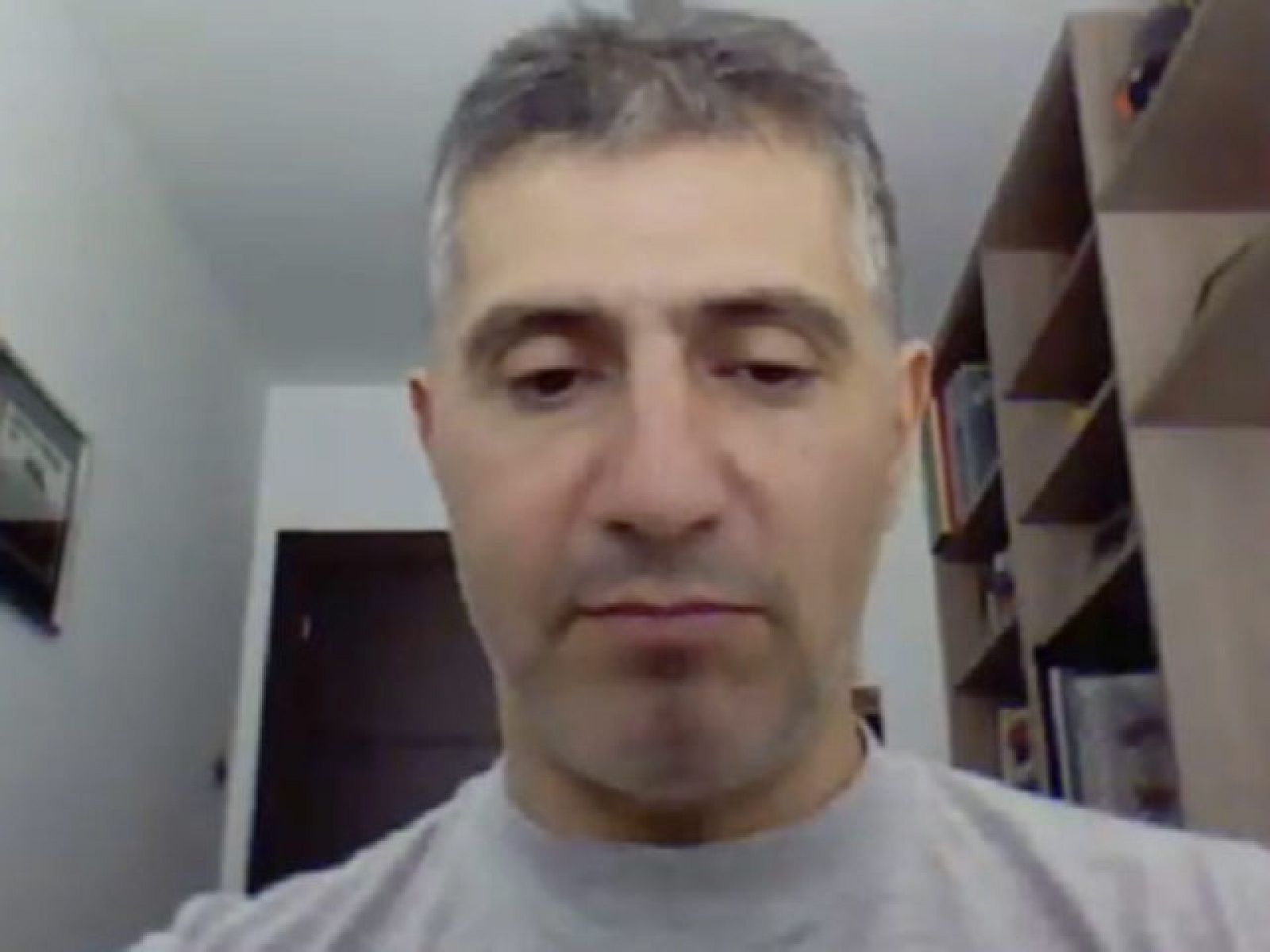 El periodista de TVE Marc Martín entrevista mediante vídeoconferencia a Antonio Jiménez, jefe de mecánicos de Marco Melandri.