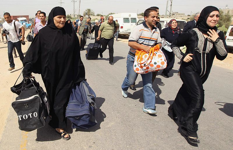 Éxodo de miles de palestinos a Egipto tras abrir Mubarak la frontera con Gaza