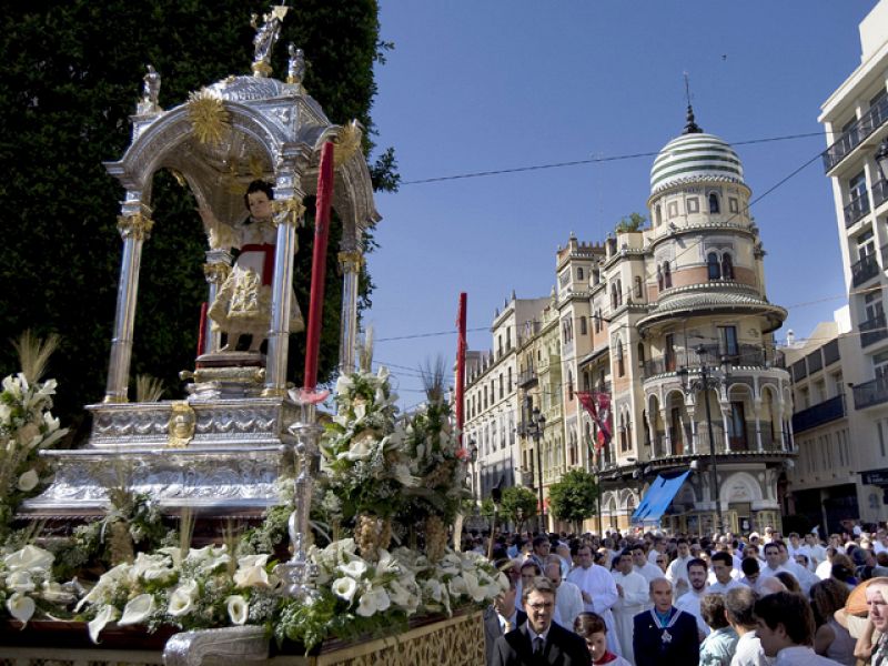 Toledo celebra el Corpus con presencia militar pero sin honores al Santísimo tras la polémica