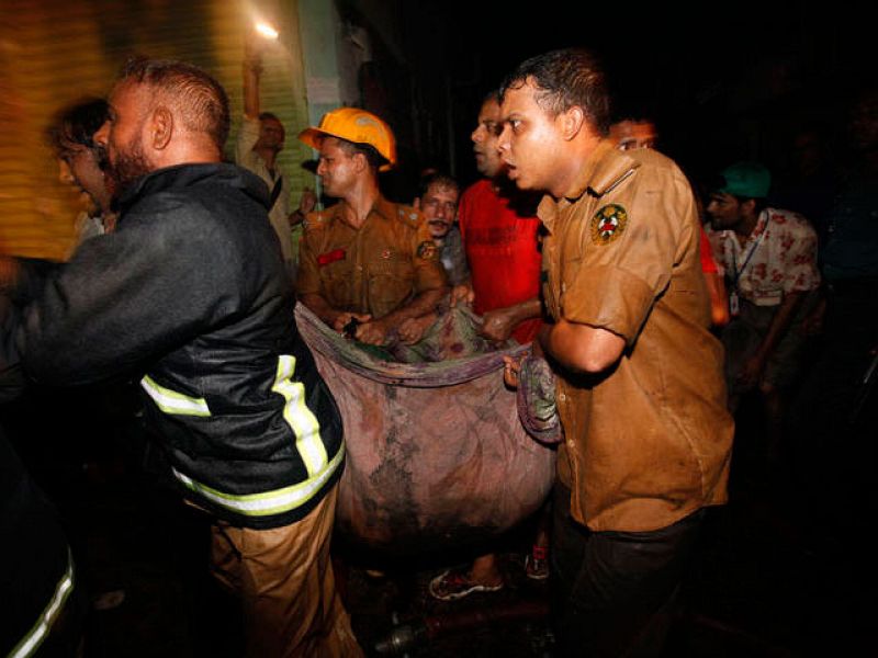 Al menos 116 muertos y más de 150 heridos en un incendio en Bangladesh