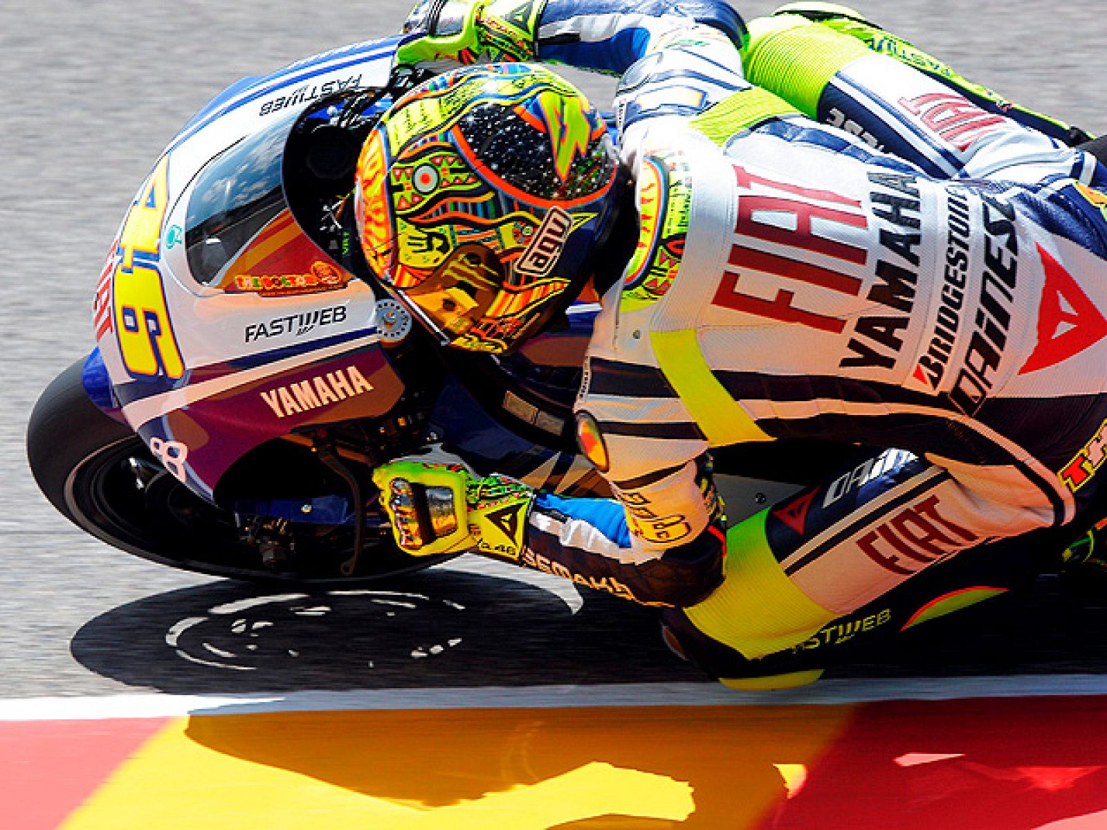 Valentino Rossi marca el mejor tiempo en los entrenamientos libres del GP de Italia y mete presión a sus rivales, a pesar de que aún se resiente de su lesión en el hombro.