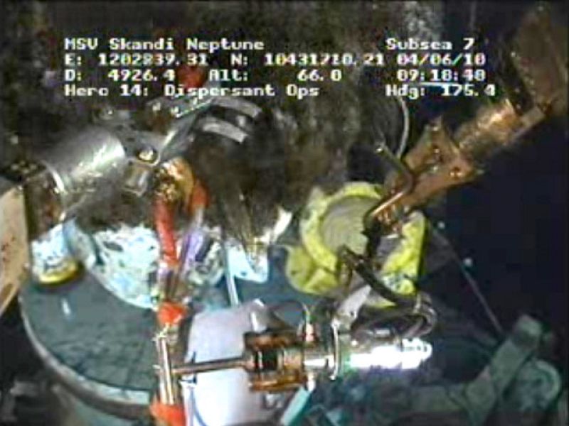 La campana instalada por BP empieza a bombear petróleo a la superficie