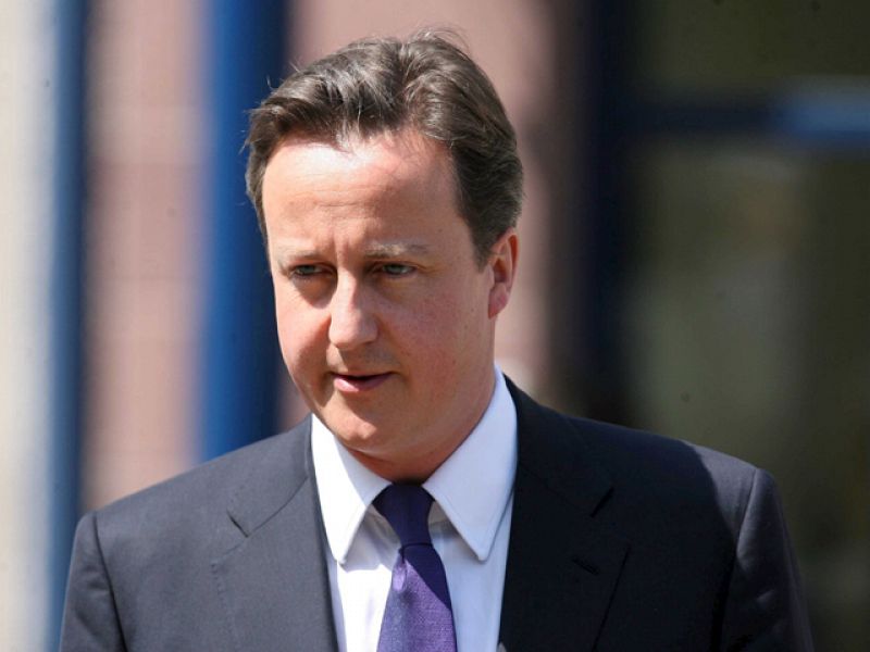 Cameron prepara a los británicos para los recortes ante el descalabro de las cuentas públicas