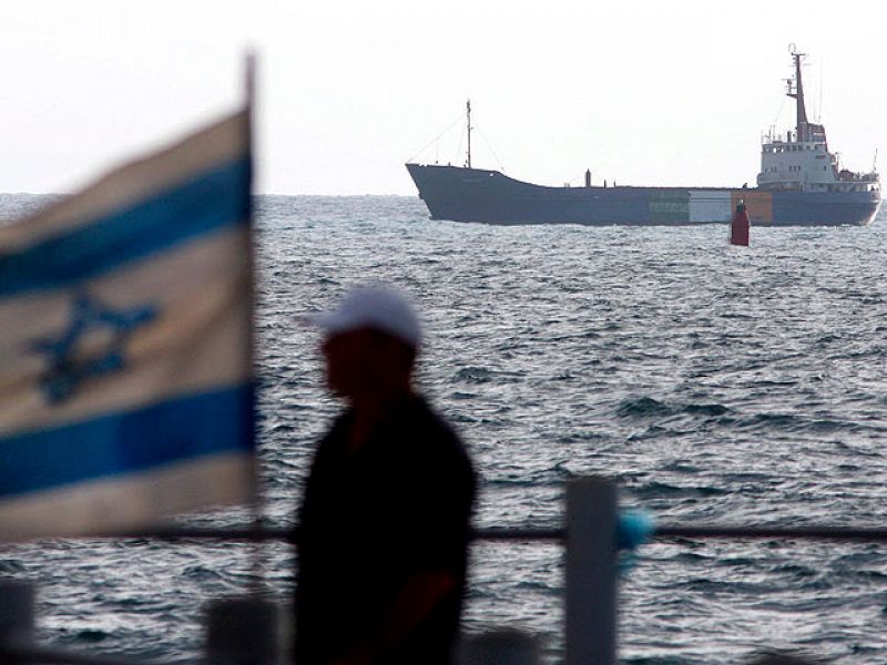 El 'Rachel Corrie' llega al puerto israelí de Ashdod bajo custodia militar