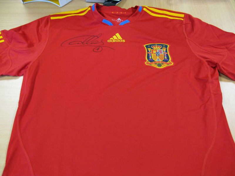 Casillas, el capitán de 'La Roja' te regala una camiseta firmada