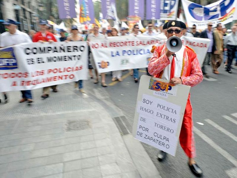 Miles de personas salen a la calle en toda España contra el recorte salarial del Gobierno