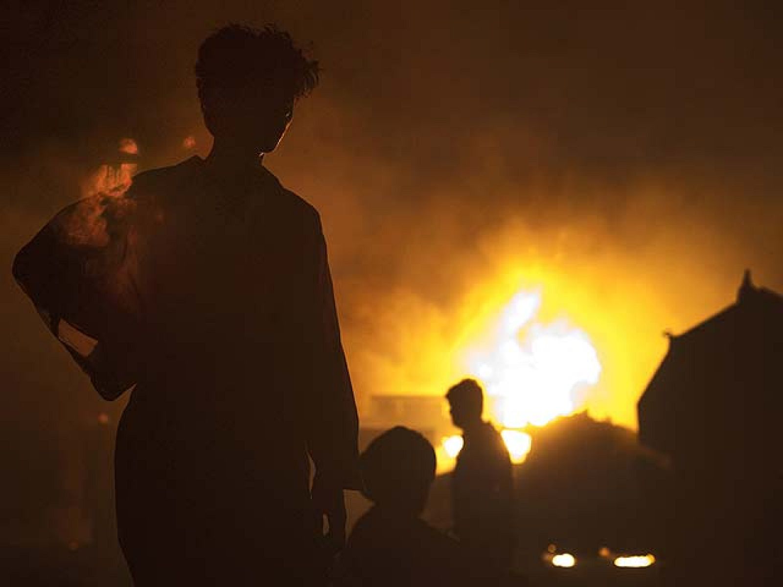 Espectacular ataque contra un convoy de la OTAN en Pakistán | Ver