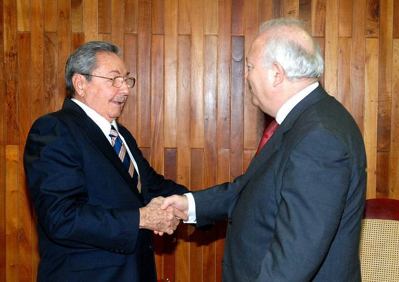 Moratinos se reúne con el canciller cubano mientras la UE revisa las relaciones con la Isla
