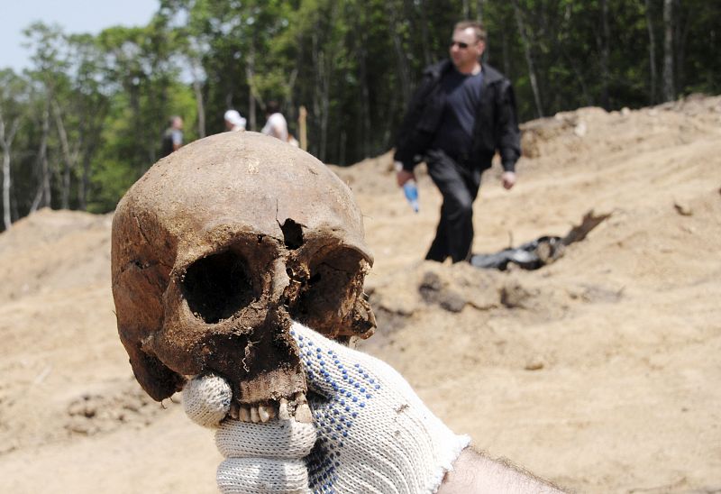 Descubiertos 495 esqueletos en una fosa común de la época de Stalin
