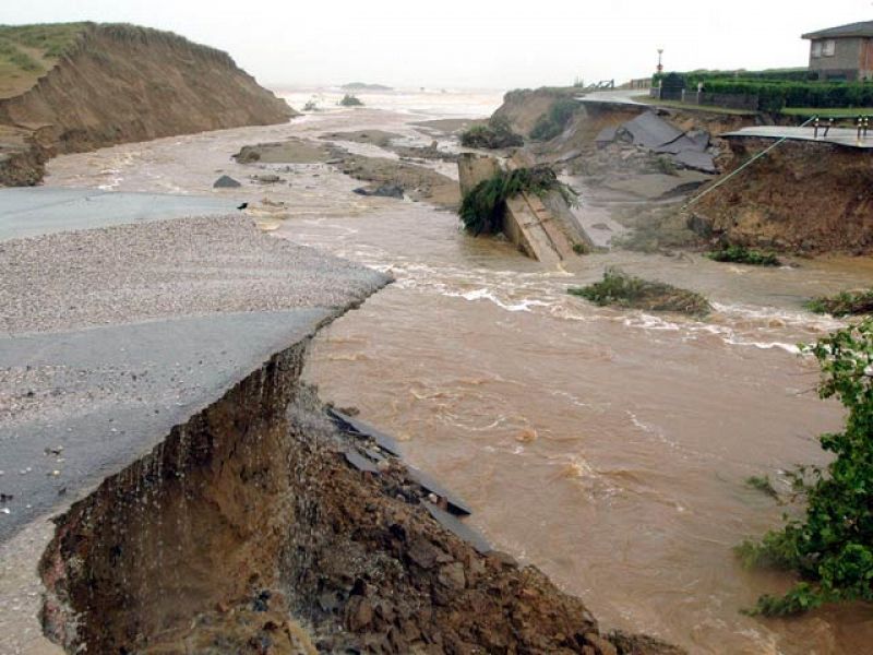 Las intensas lluvias provocan inundaciones y cortes de carreteras en Galicia y Asturias