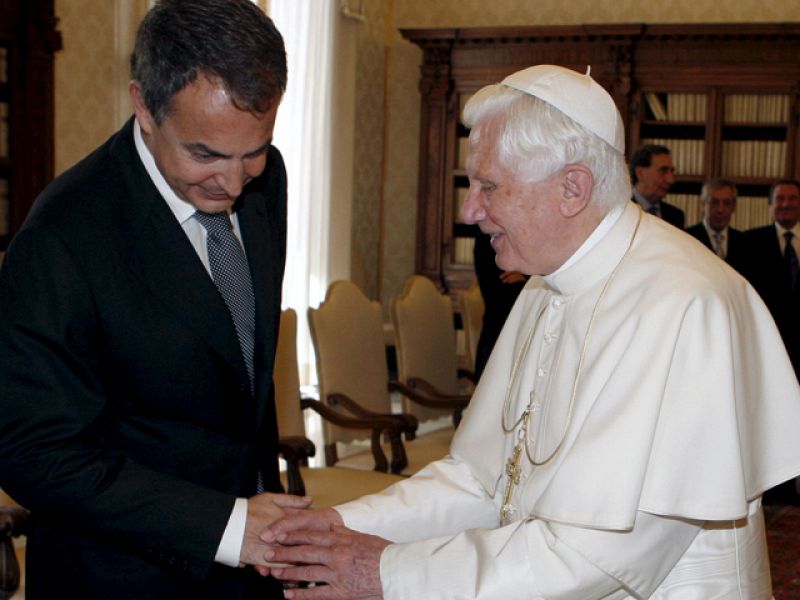 El Papa y Zapatero hablan a solas durante 30 minutos en su primera reunión en el Vaticano