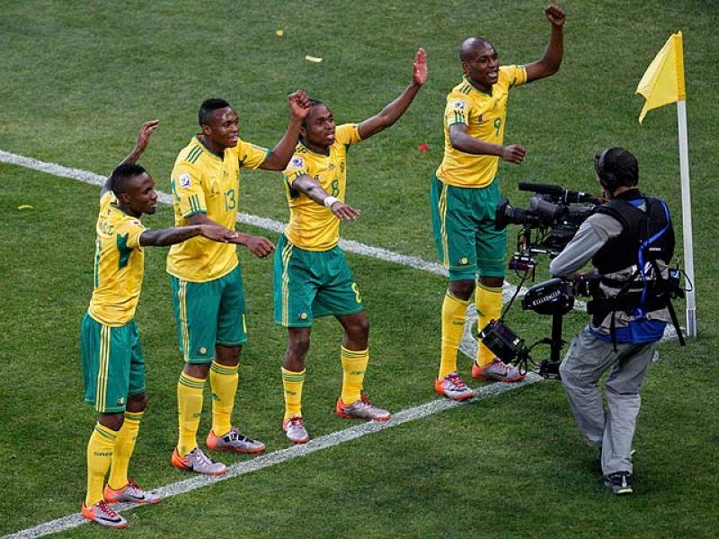Sudáfrica consigue un empate a base de garra y a ritmo de vuvuzela