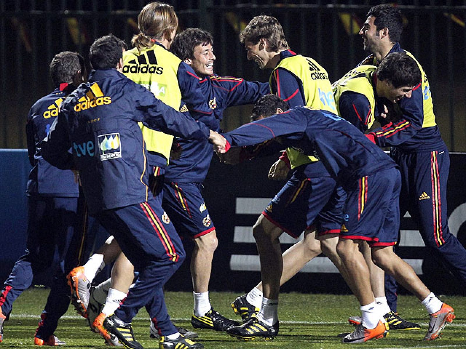 La segunda sesión de entrenamiento de la selección española ha contado con varias ausencias, entre ellas, las de Xabi Alonso, por precaución.