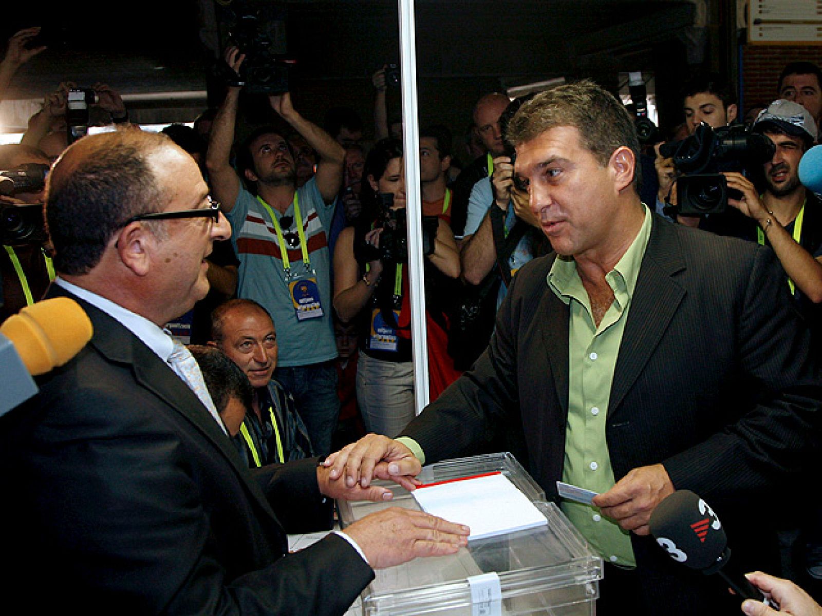 Miles de socios del FC Barcelona han acudido a las urnas para elegir al nuevo presidente del Barcelona: Rosell, Ingla, Ferrer y Benedito son los candidatos.