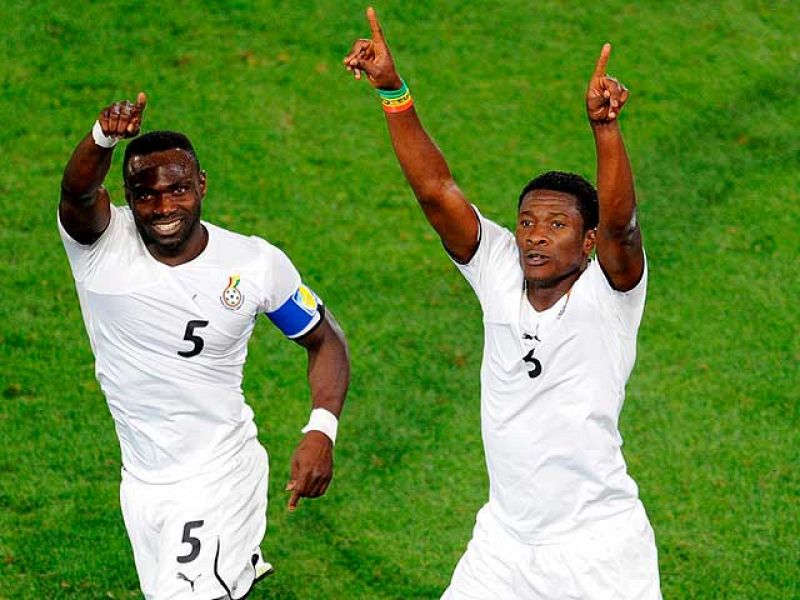 Ghana consigue de penalti ante Serbia la primera victoria africana