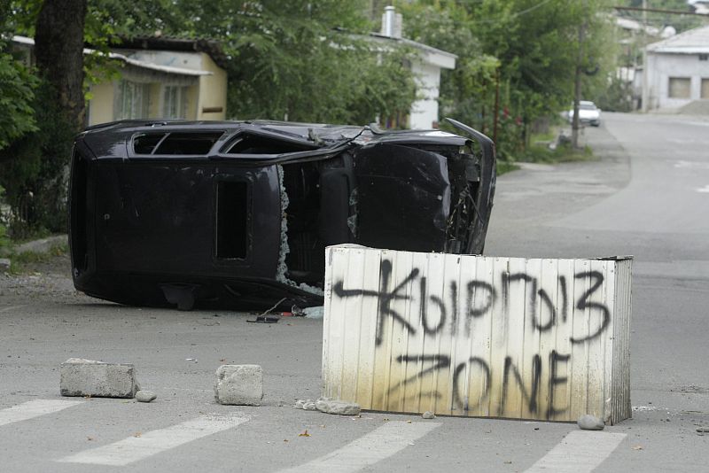 Más de cien muertos en Kirguizistán, donde miles de personas huyen al país vecino