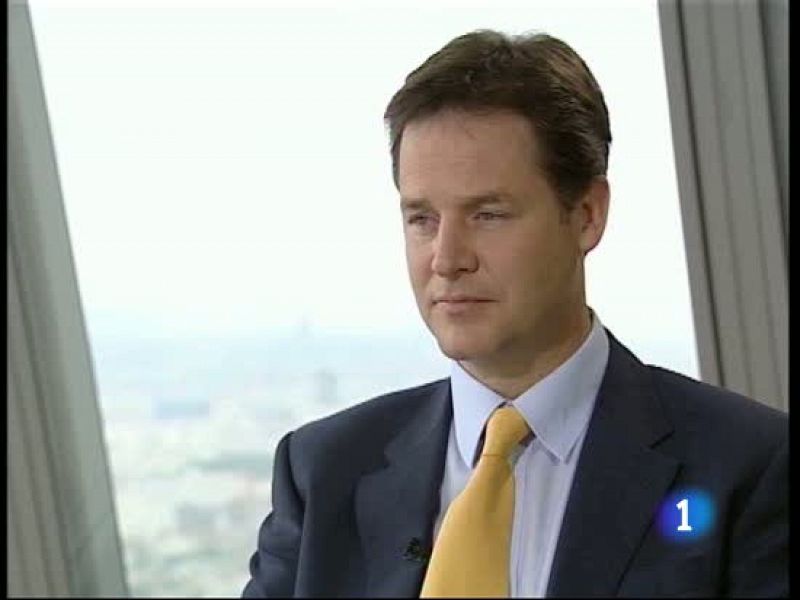 Clegg: "Prefiero bajar el sueldo a los funcionarios antes que despedirles"