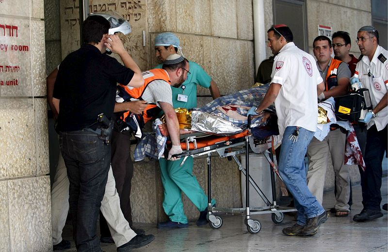 Un policía israelí muerto y tres heridos en un ataque con armas automáticas en Hebrón