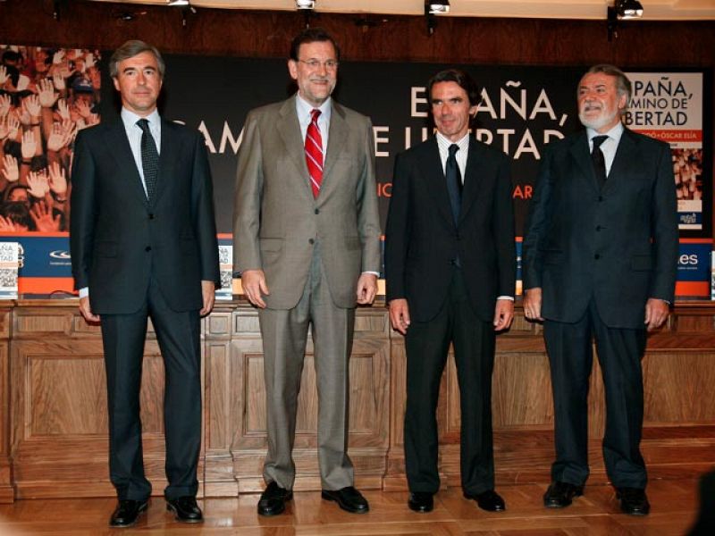 Aznar alerta de las "falsas expectativas" de ETA y critica el "juego temerario" del Gobierno