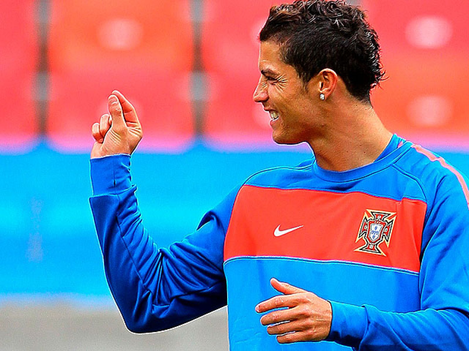 Costa de Marfil espera a la Portugal de Cristiano Ronaldo, que ha estado apoyada en su día previo al debut por Figo y Pauleta. Los ex jugadores portugueses han animado la concentración lusa.