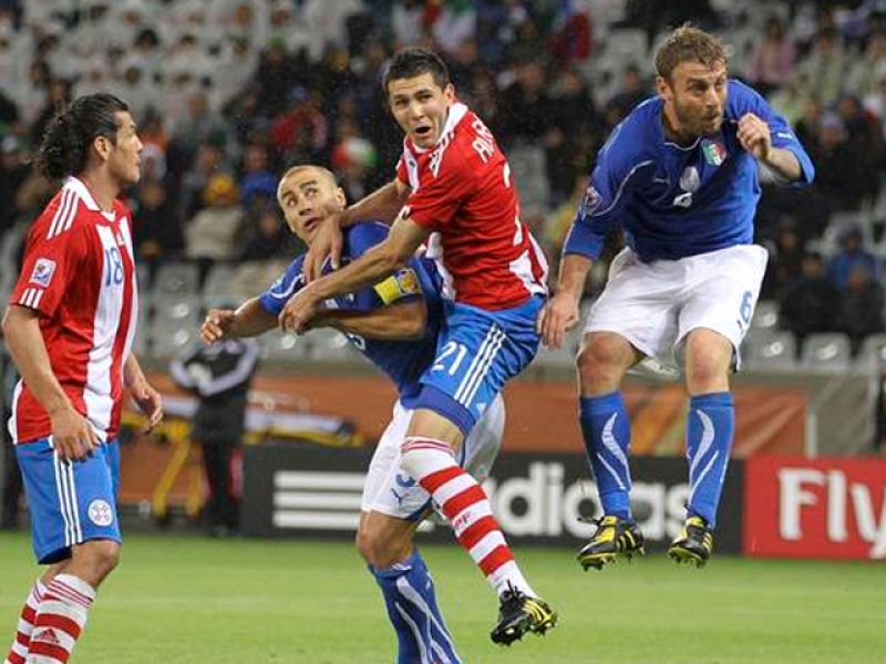 Italia suple su atasco creativo con la suerte del campeón